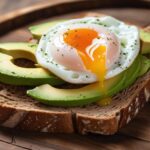 Pan Integral con Aguacate y Huevo Pochet